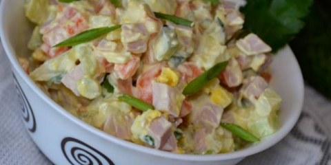 Olivier salát s klobásou a čerstvou okurkou - recept